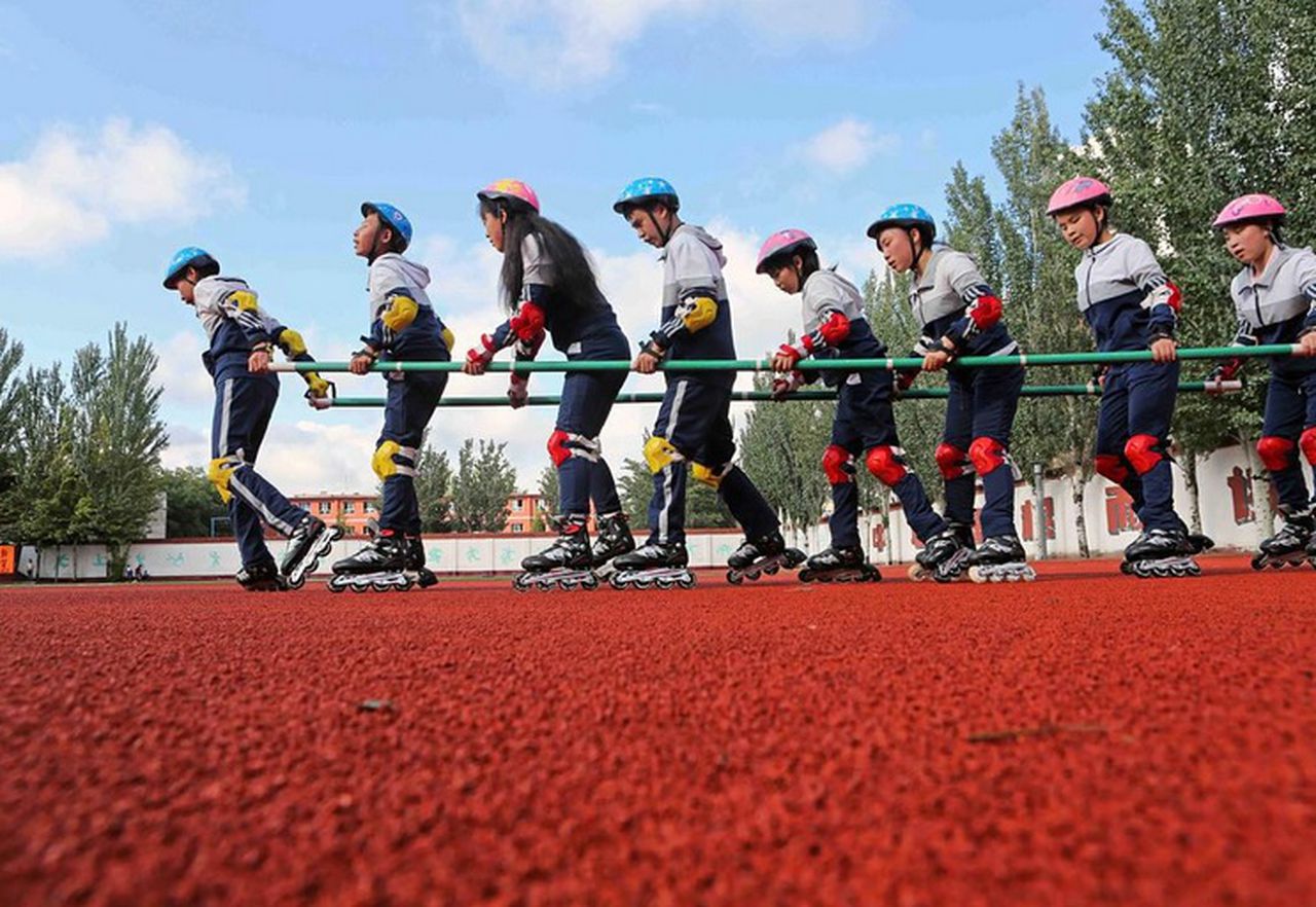 Een voorbeeld van wat je ziet op het Instagramaccount. Het eerste Chinese skiteam dat bestaat uit blinden traint, buiten het winterseizoen, op skates