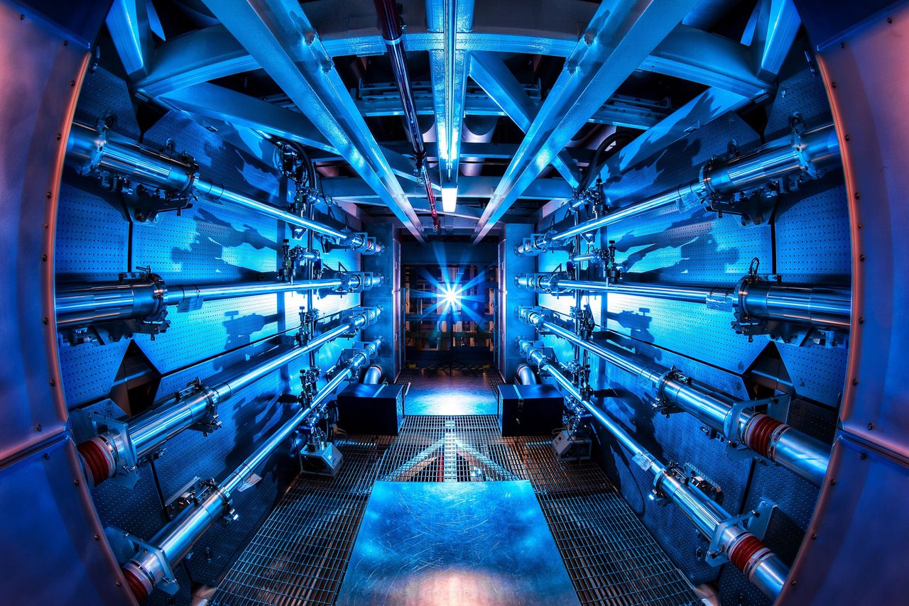Een van de ruimtes van de National Ignition Facility, waar het experiment met de 192 laserstralen is uitgevoerd.