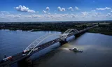 De Merwedebrug loopt van Gorinchem (Zuid-Holland) over de drukbevaren rivier de Boven-Merwede naar Sleeuwijk (Noord-Brabant).