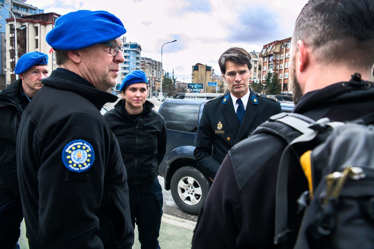 Korpschef Erik Akerboom laat zich rondleiden in Kosovo, waar de Nederlandse politie-inzet binnenkort stopt: „Met welk gevoel ga je hier straks weg als de missie is afgelopen?”