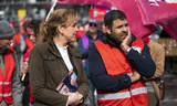 Boufangacha (rechts) bij een actie in Utrecht met toenmalig staatssecretaris van Infrastructuur Vivianne Heijnen.