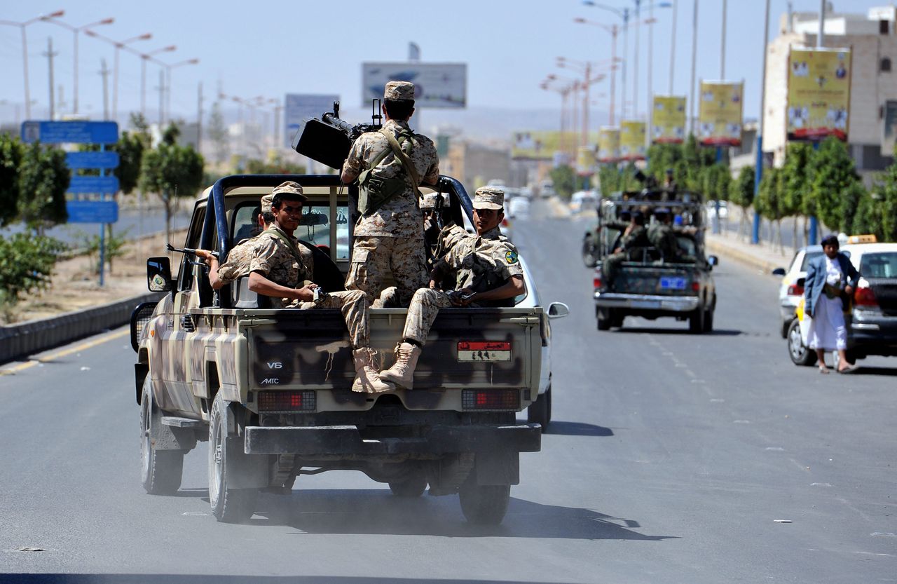 Jemenitische militairen patrouilleren in de straten van Sana'a.