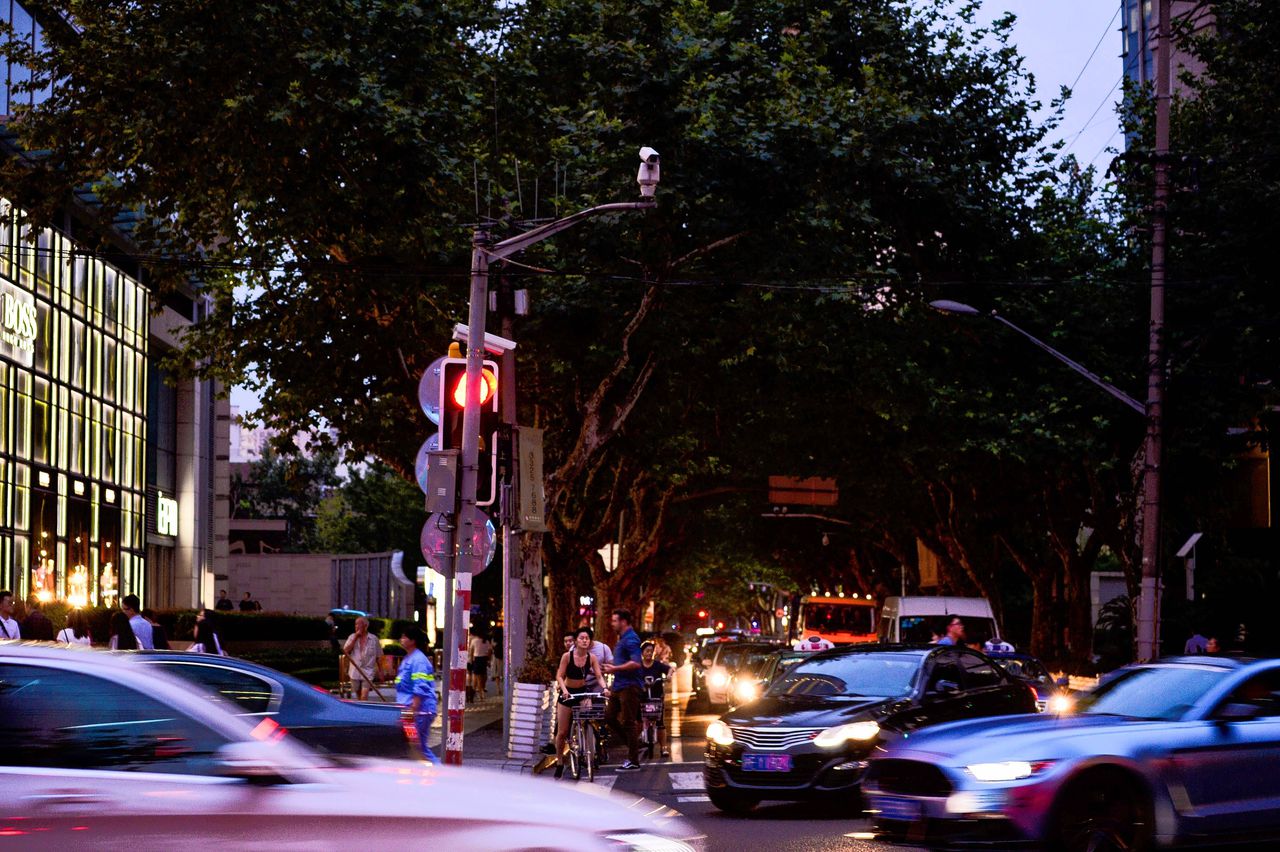 Op een kruispunt in Shanghai is een camera geïnstalleerd voor gezichtsherkenning, die beelden maakt van mensen die zich niet aan de verkeersregels houden.