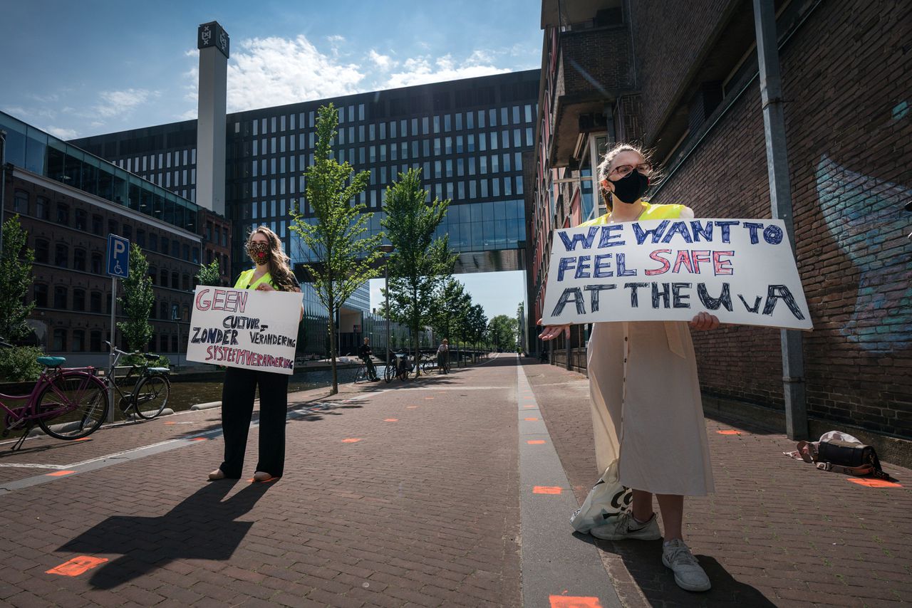 Demonstratie bij de Universiteit van Amsterdam tegen onder meer seksisme en de onveilige situatie voor studenten.
