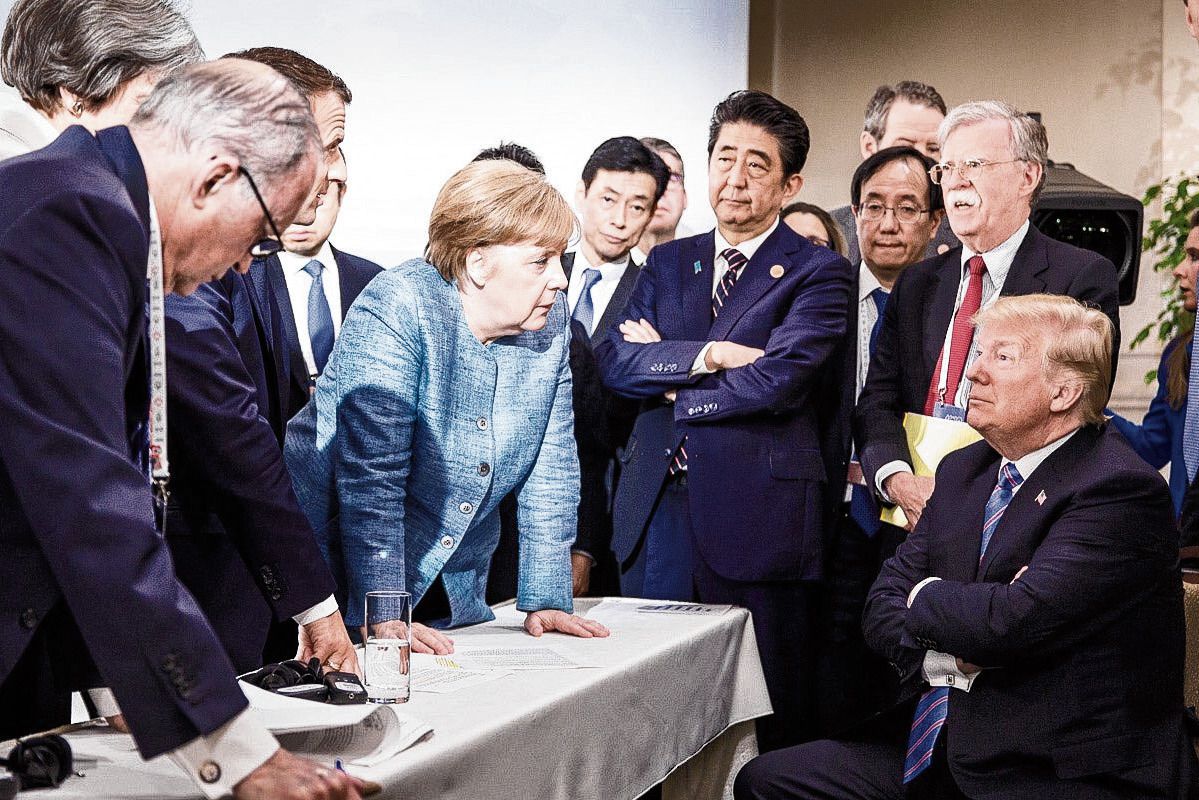 De vertrekkende kanselier Merkel in gesprek met Trump tijdens een G7-bijeenkomst.