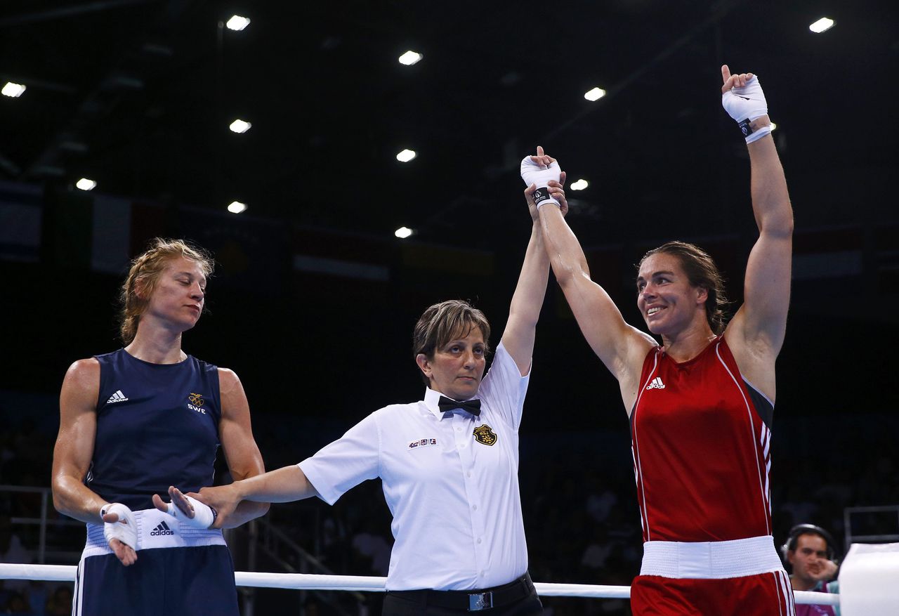 Nouchka Fontijn viert haar gouden medaille op de Europese Spelen bij het boksen in de klasse tot 75 kilogram.