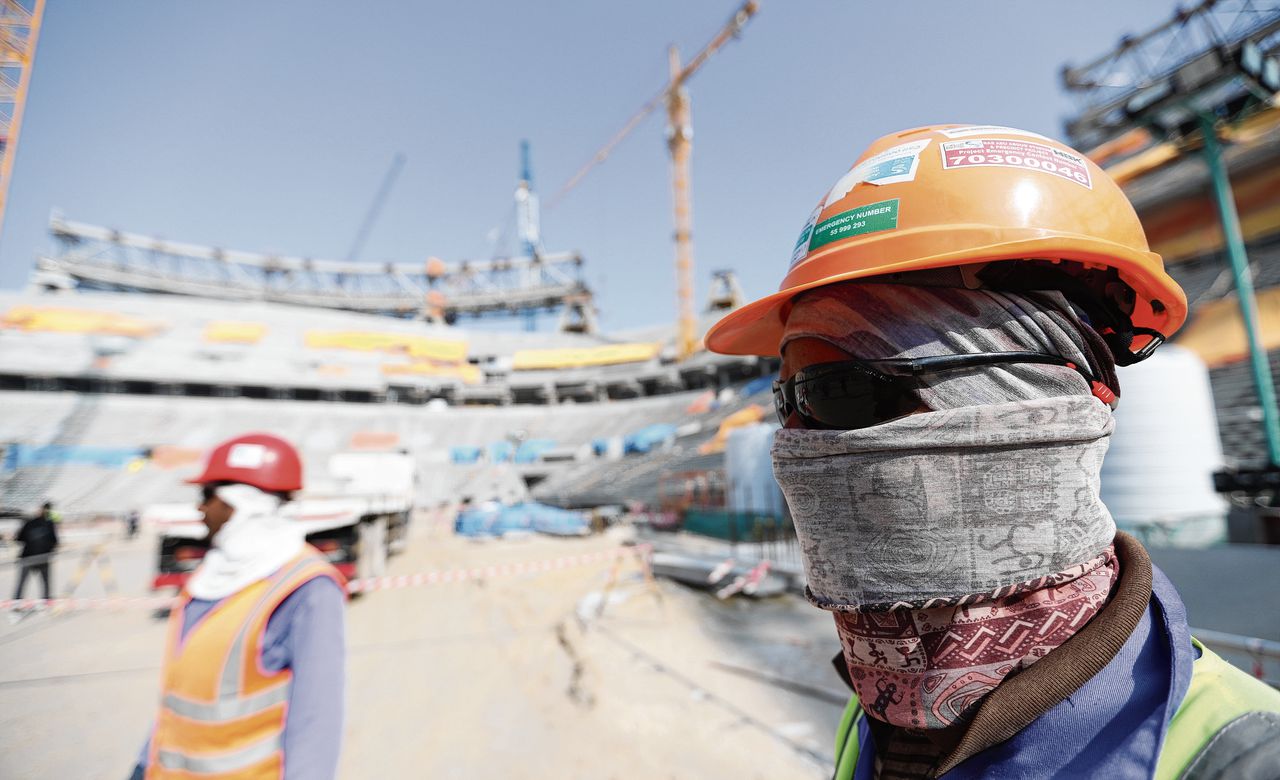 Arbeiders aan het werk in het Lusail Stadion in Doha, 2019.