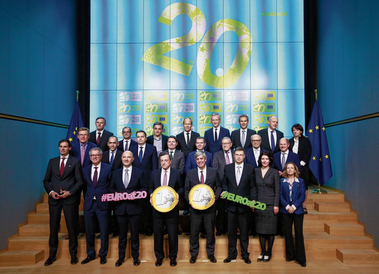 De ministers van Financiën van de eurolanden poseren voor de traditionele familiefoto bij de Eurogroep.