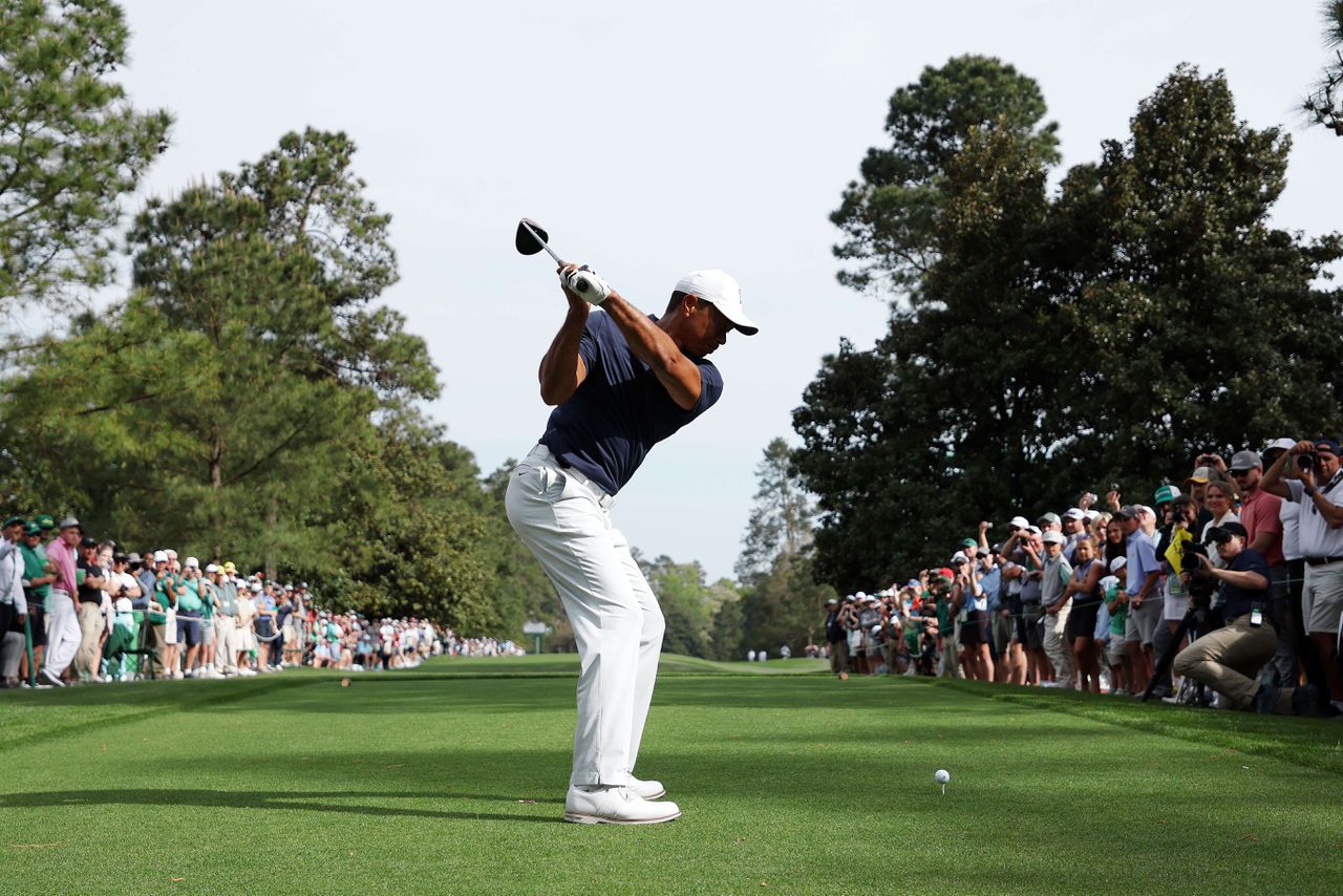 Zelfs bij de training van Tiger Woods staan duizenden mensen te kijken 