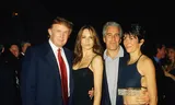 Deze zomer diepten Amerikaanse media  nieuwe details  op over de decennialange vriendschap tussen Donald Trump en wijlen Jeffrey Epstein. Hier poseren de toenmalige zakenman Trump en zijn latere vrouw Melania met de latere veroordeelde pedofiel en diens vriendin Ghislaine Maxwell   in Mar-a-Lago, op 12 februari 2000. Foto Davidoff Studios/Getty Images  