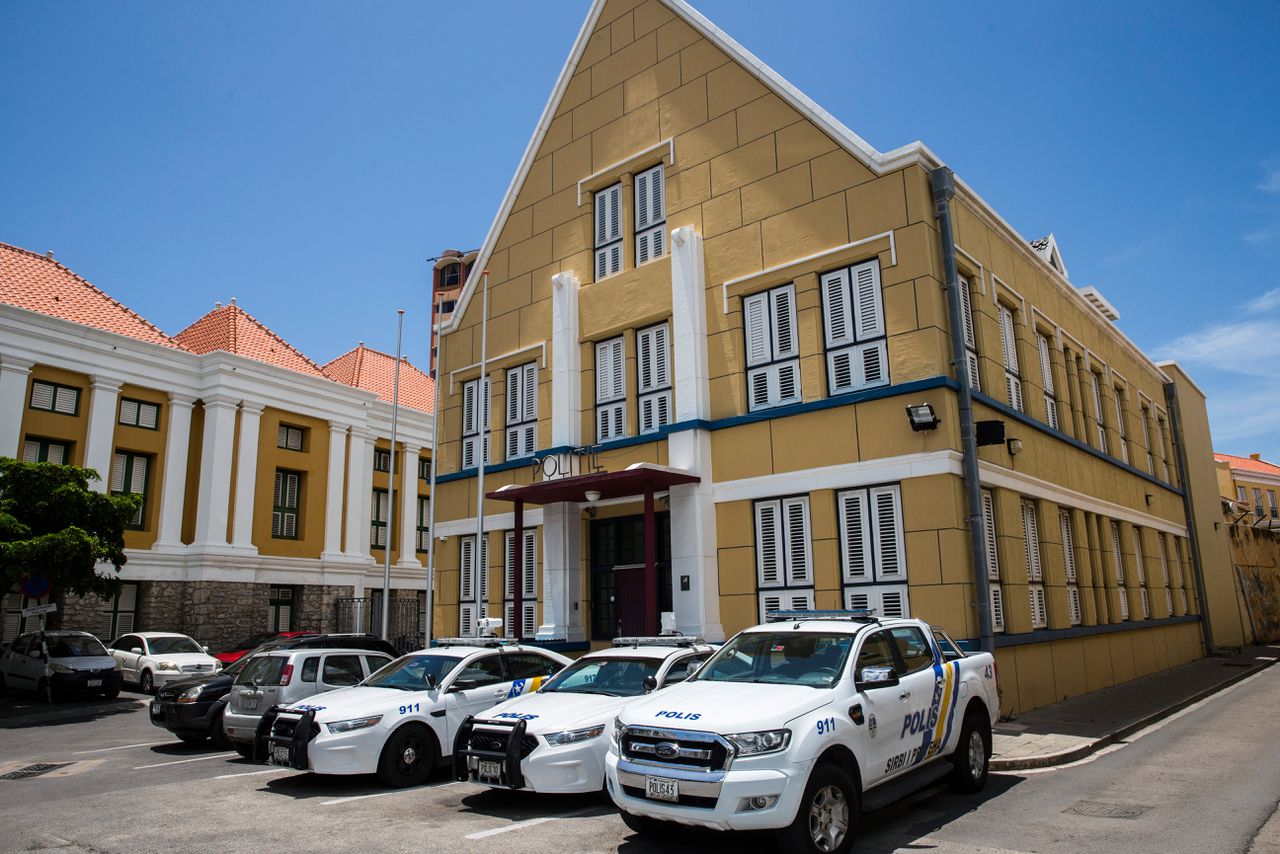 Het gebouw van de politie aan het Wilhelminaplein in de wijk Punda op Curacao.