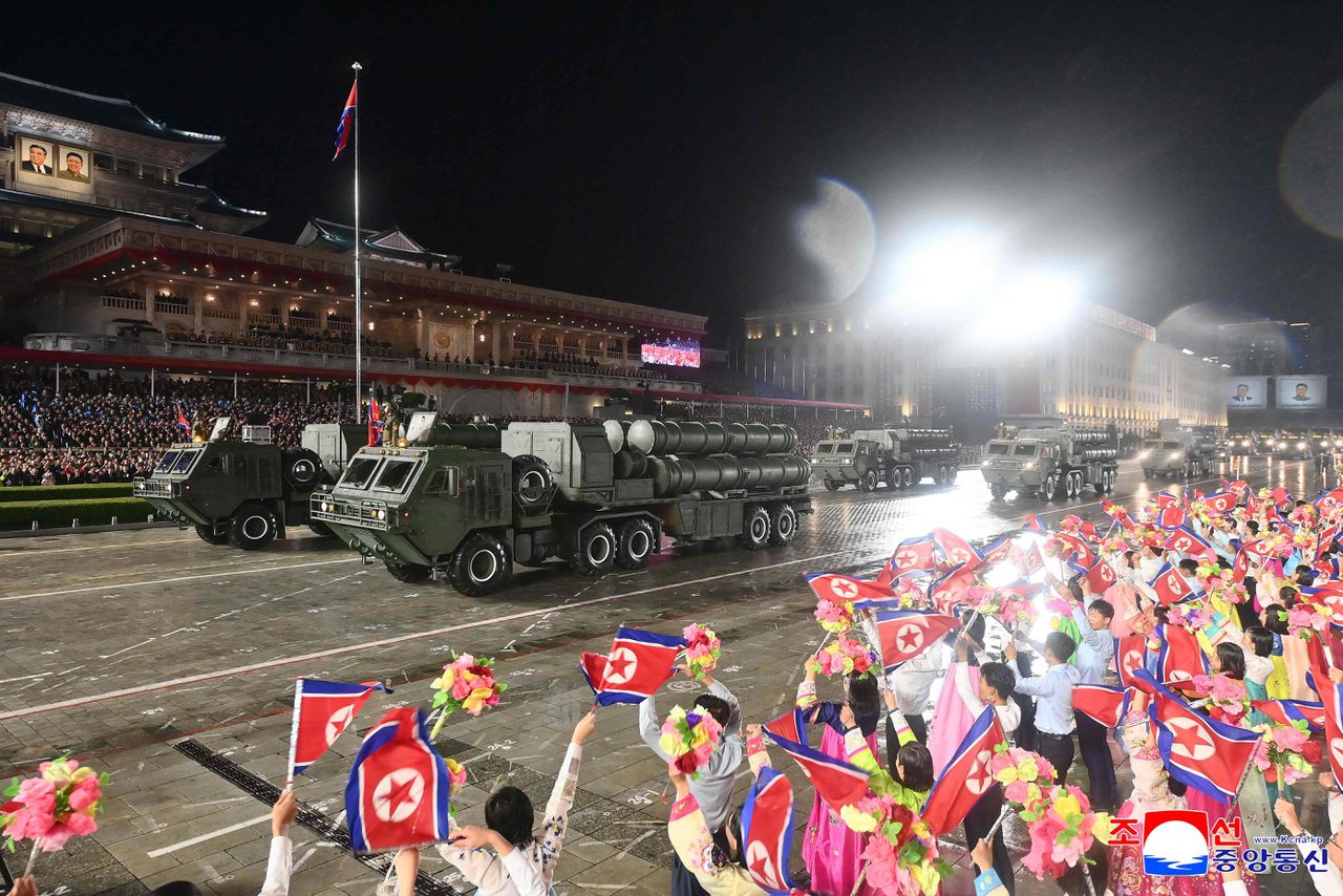 Met parade toont Noord-Korea zijn militaire en diplomatieke macht