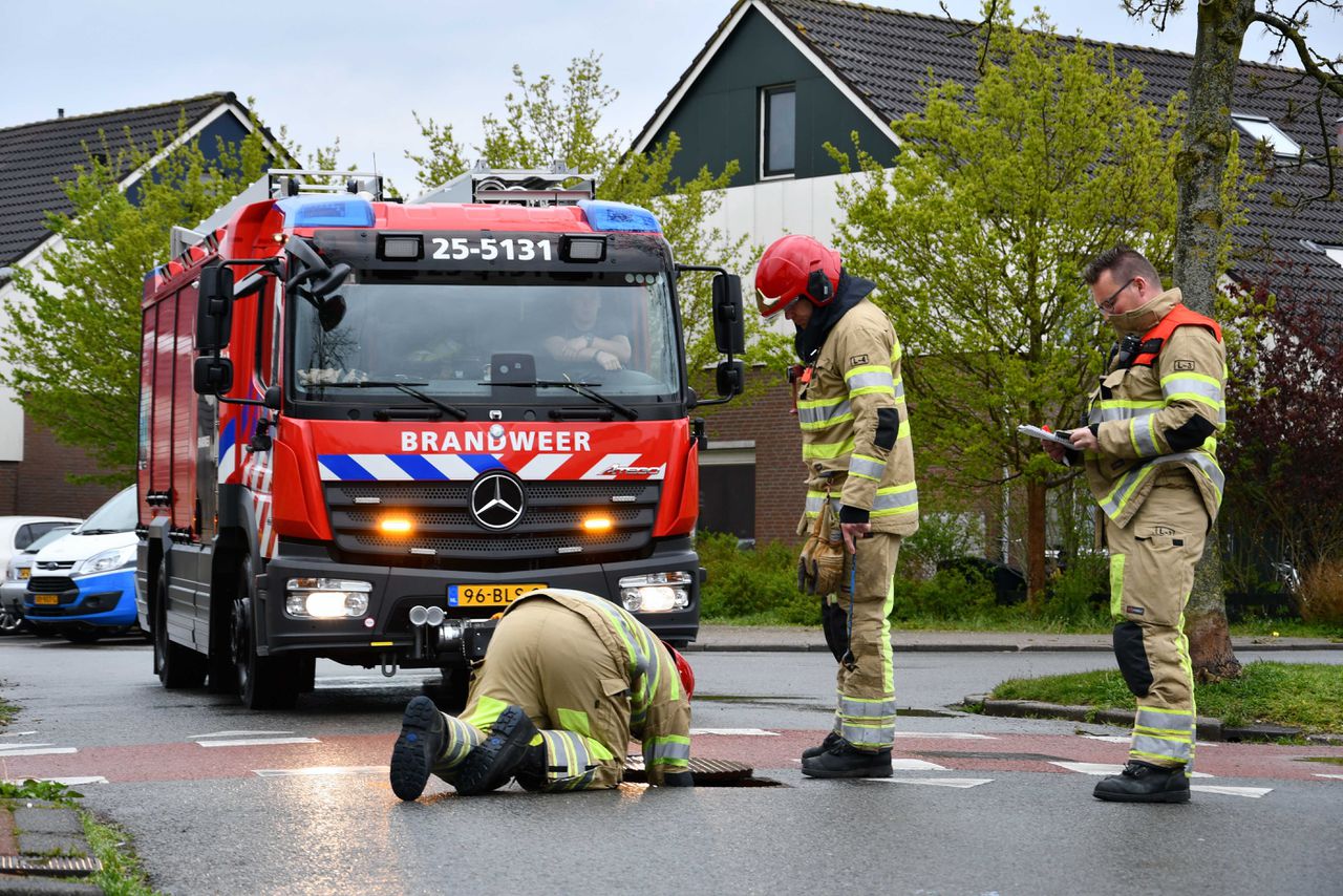 De brandweer inspecteert het riool in de wijk Punter in Lelystad.