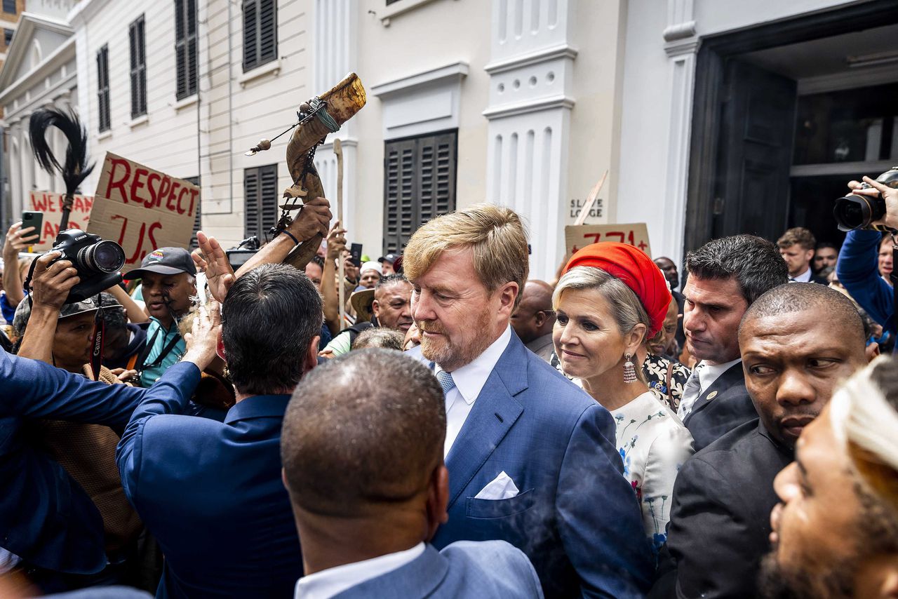 Koninklijk paar gehinderd door boze demonstranten in Kaapstad: ‘Jullie stelen onze cultuur’ 