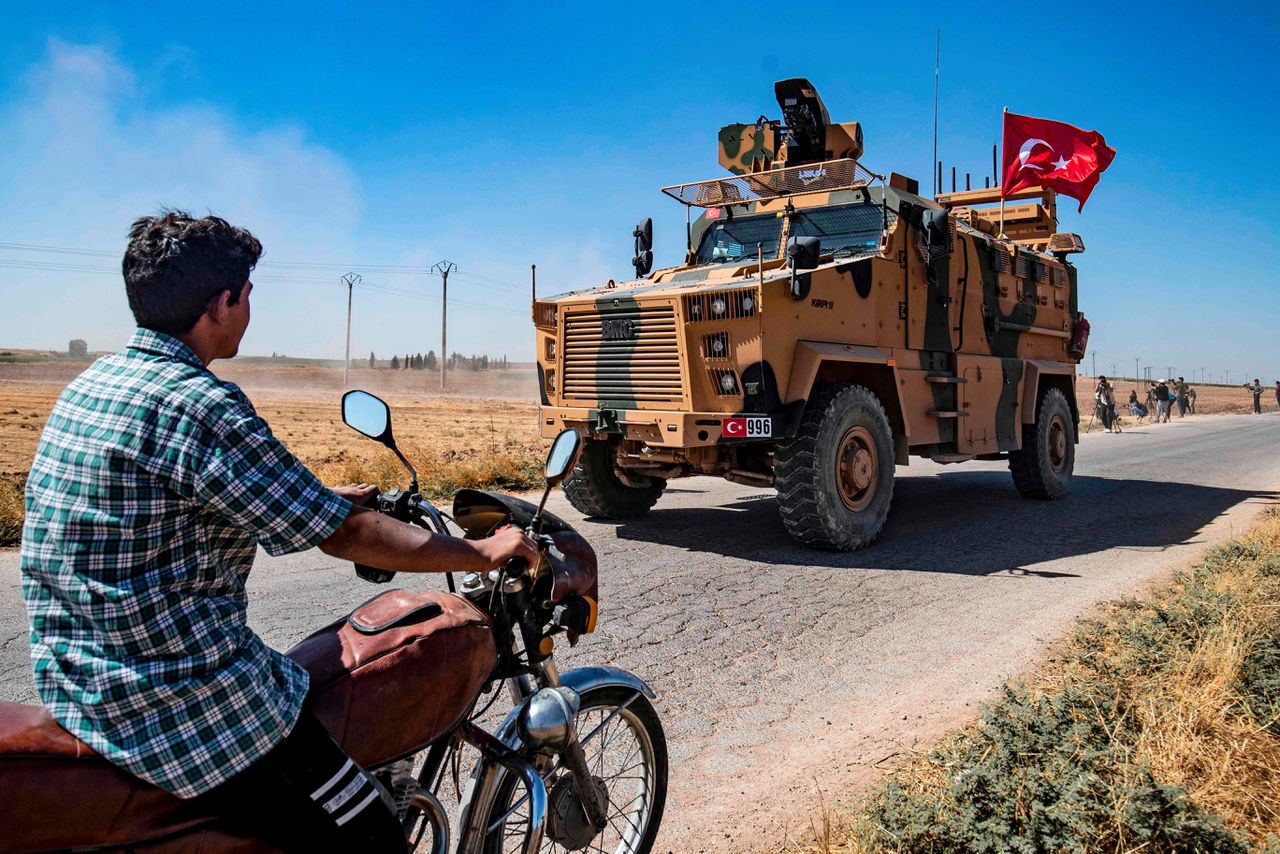 Turkse militairen patrouilleren in het Syrische grensdorp al-Hashisha.
