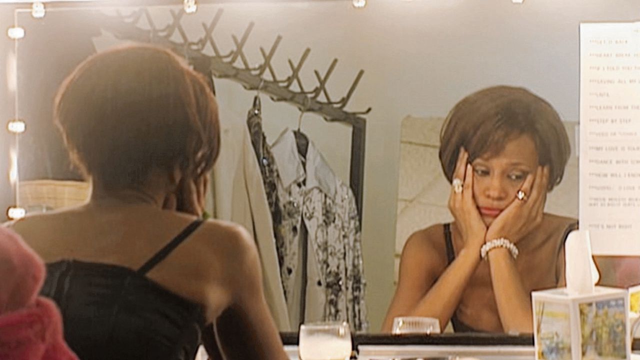 Can I Be Me focust op Whitney Houstons wereldtournee van 1999.