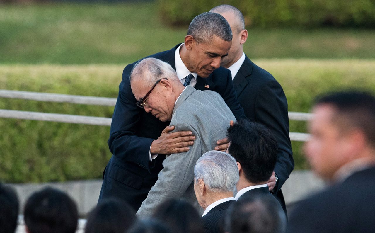 Obama omhelst een overlevende van de aanval met een Amerikaanse kernbom op Hiroshima.