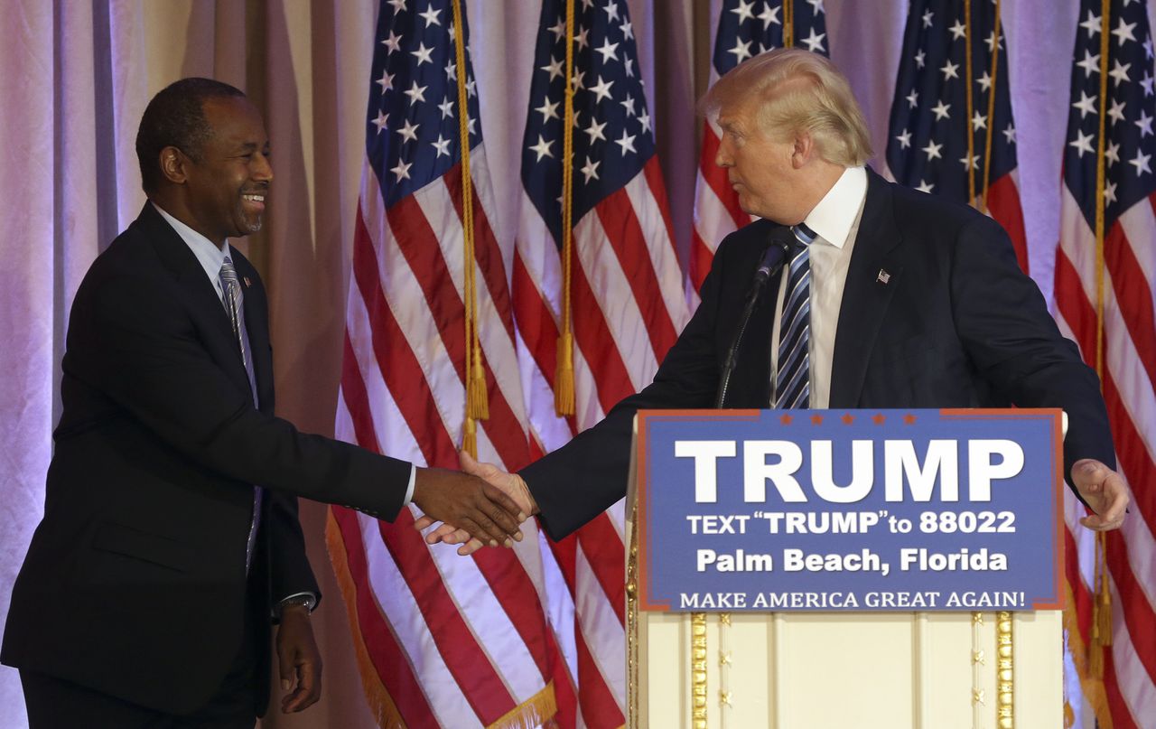 Ben Carson groet Donald Trump bij een persconferentie waar hij zijn endorsement aankondigt.