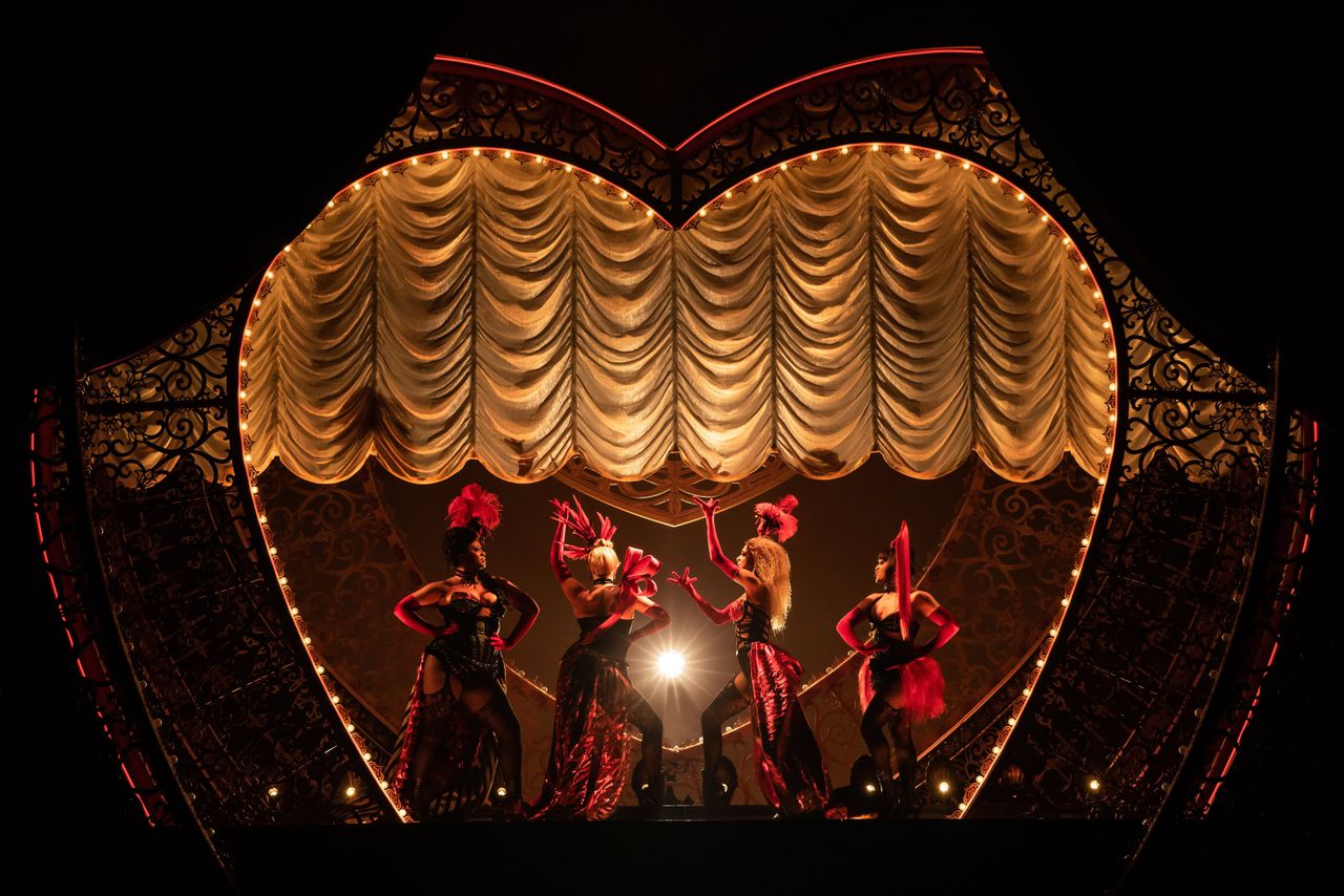 Musicalregisseur Alex Timbers over ‘Moulin Rouge!’: ‘Het Parijs van 1900 is een plek van dromen en fantasieën’ 