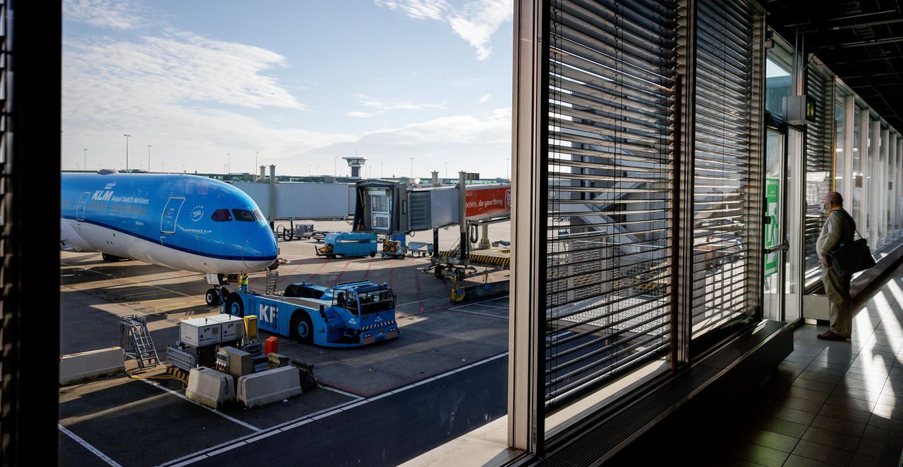 Een KLM-vliegtuig op Schiphol. Zeker de interncontinentale vleugel van de luchthaven oogt al maanden uitgestorven.