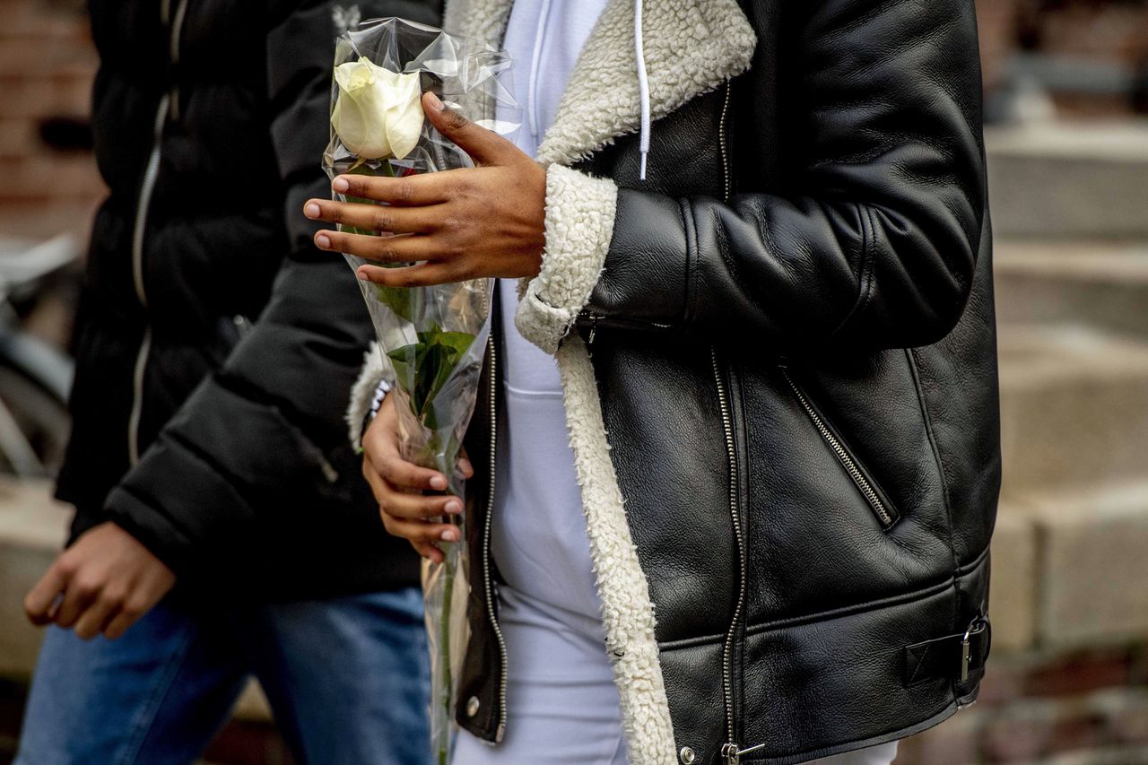 Een leerling brengt bloemen bij het Designcollege, een dag nadat de 16-jarige Humeyra werd doodgeschoten. Foto Robin Utrecht/ANP