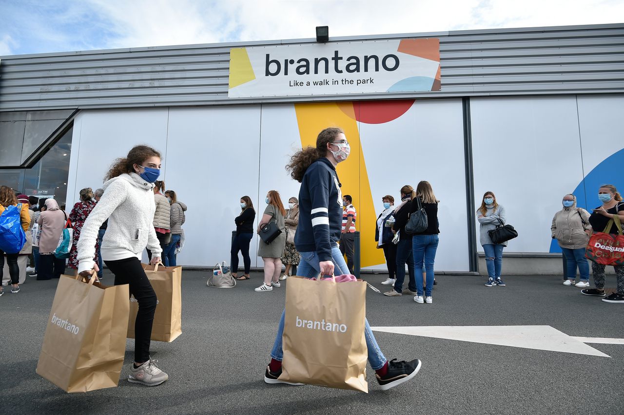 De Brantano-modewinkels in België houden uitverkoop, omdat de nieuwe eigenaren wel de vestigingen maar niet de goederen wilden overnemen.