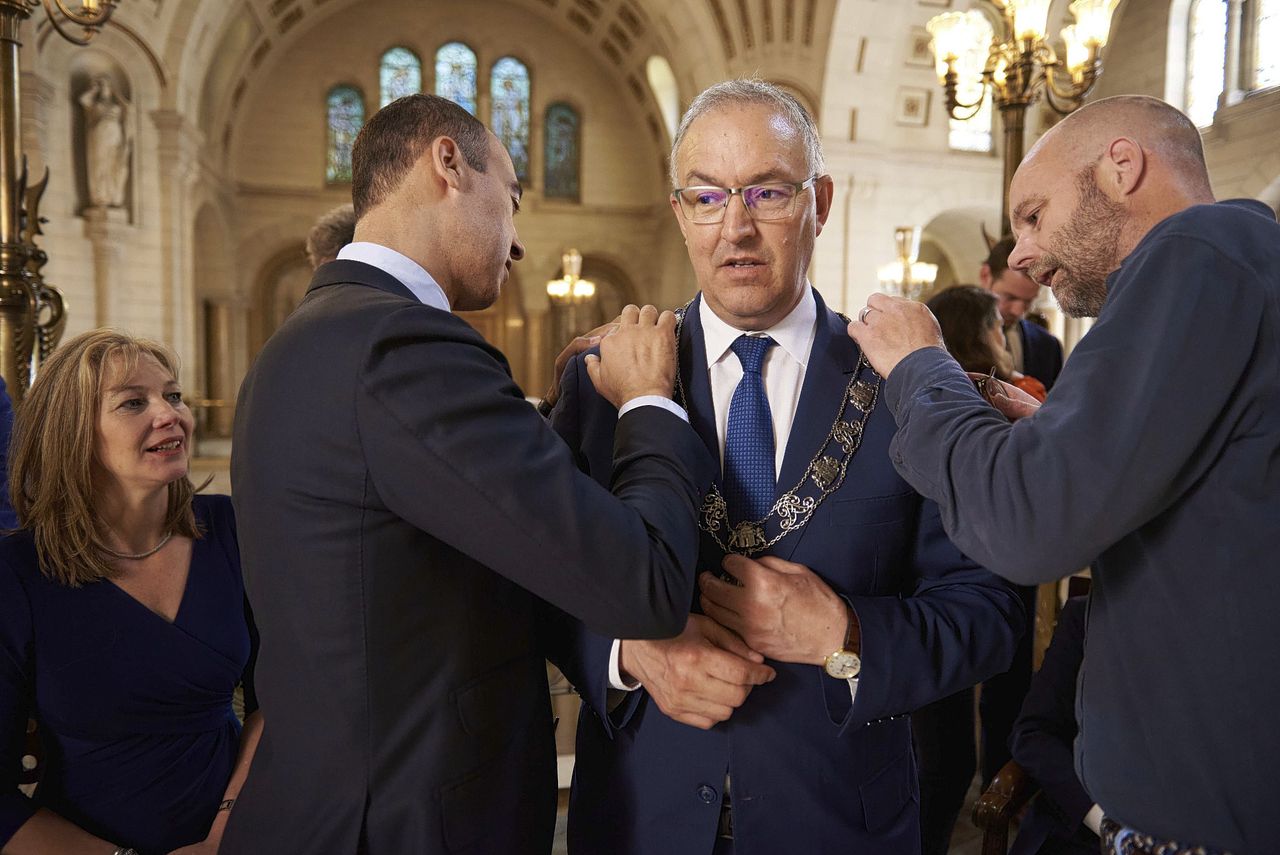 Burgemeester Aboutaleb samen met Said Kasmi (Wethouder Onderwijs, Cultuur & Toerisme ) en Pieter Bas Simons (Manager Bestuurscommunicatie) die ervoor zorgen dat de ambtsketen goed zit voor de foto. (juni 2019)