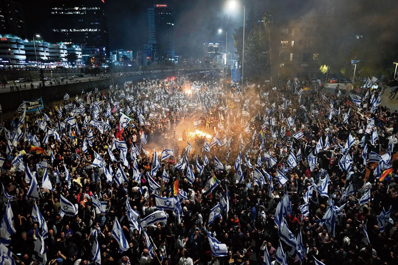 Netanyahu bindt onder druk in: juridische hervormingen uitgesteld. Maar zijn rechtse coalitiepartners geven niet op 