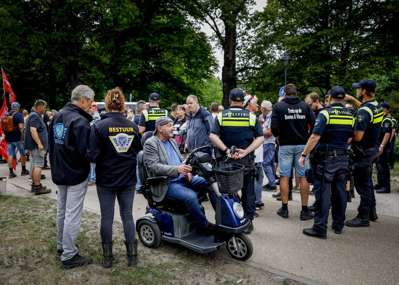 Boeren breken door politieblokkade bij woning minister Van der Wal, ‘duidelijk grenzen overschreden’