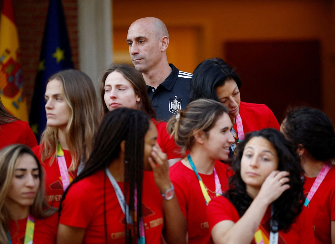 Voorzitter Spaanse voetbalbond stapt toch niet op na seksueel wangedrag: ‘Ik ben het slachtoffer’ 