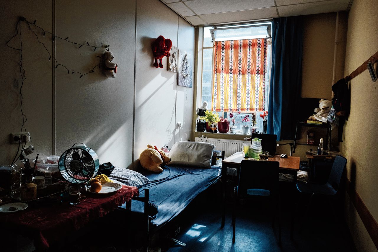 De kamer in het asielzoekerscentrum van vluchteling Rashid Ibrahim (onder), die nu twee jaar op een huis wacht.