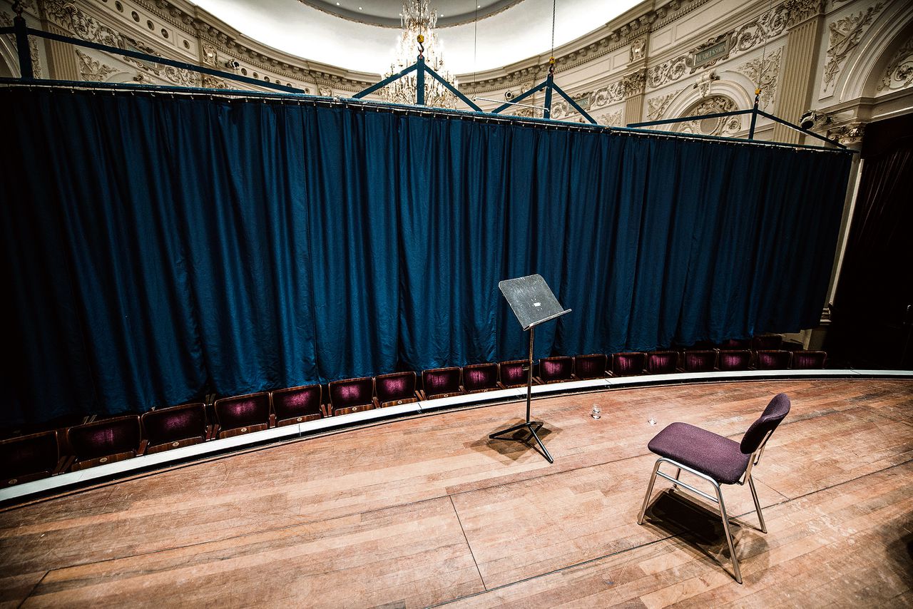 In de kleine zaal van het Concertgebouw spelen muzikanten die solliciteren voor een solo achter een gordijn, zodat ze onzichtbaar blijven en er een objectieve keuze gemaakt kan worden
