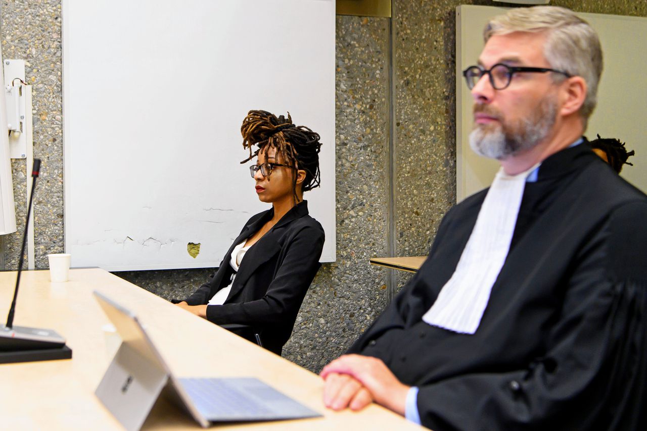 Clarice Gargard en haar advocaat tijdens een zitting in de Amsterdamse rechtbank.