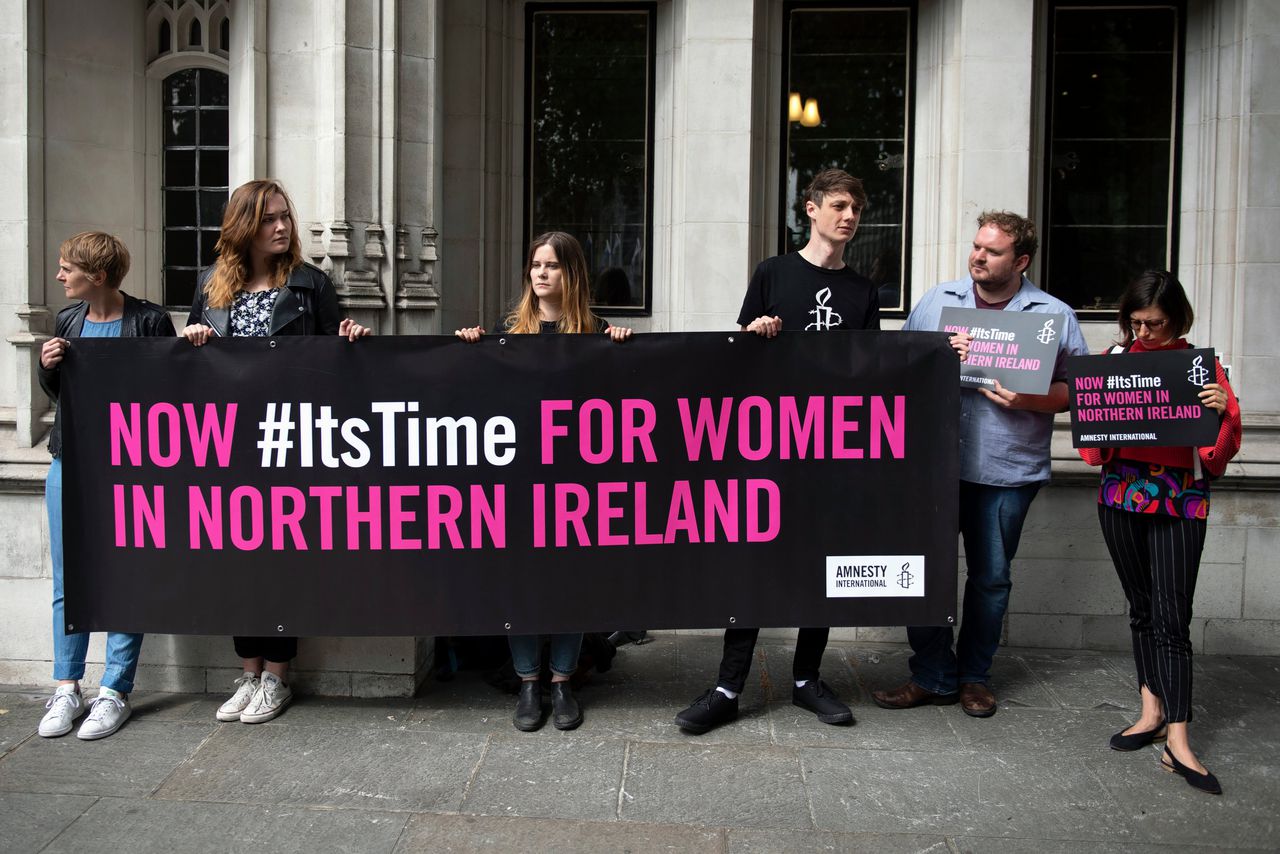 Britse parlement stemt voor homohuwelijk en abortus Noord-Ierland 