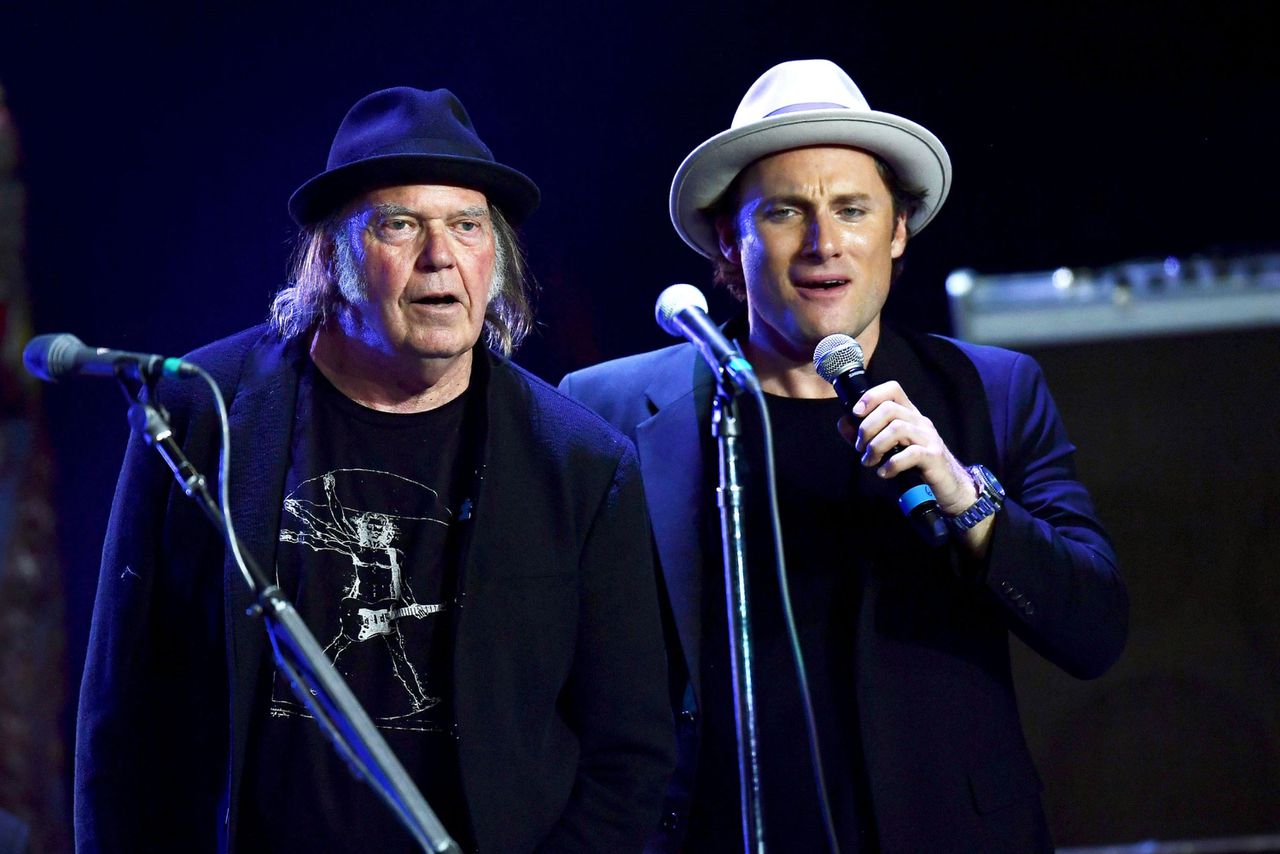 Neil Young en Chris Stills (zoon van Stephen) op 21 april dit jaar tijdens een concert in het Dolby Theatre in Hollywood.