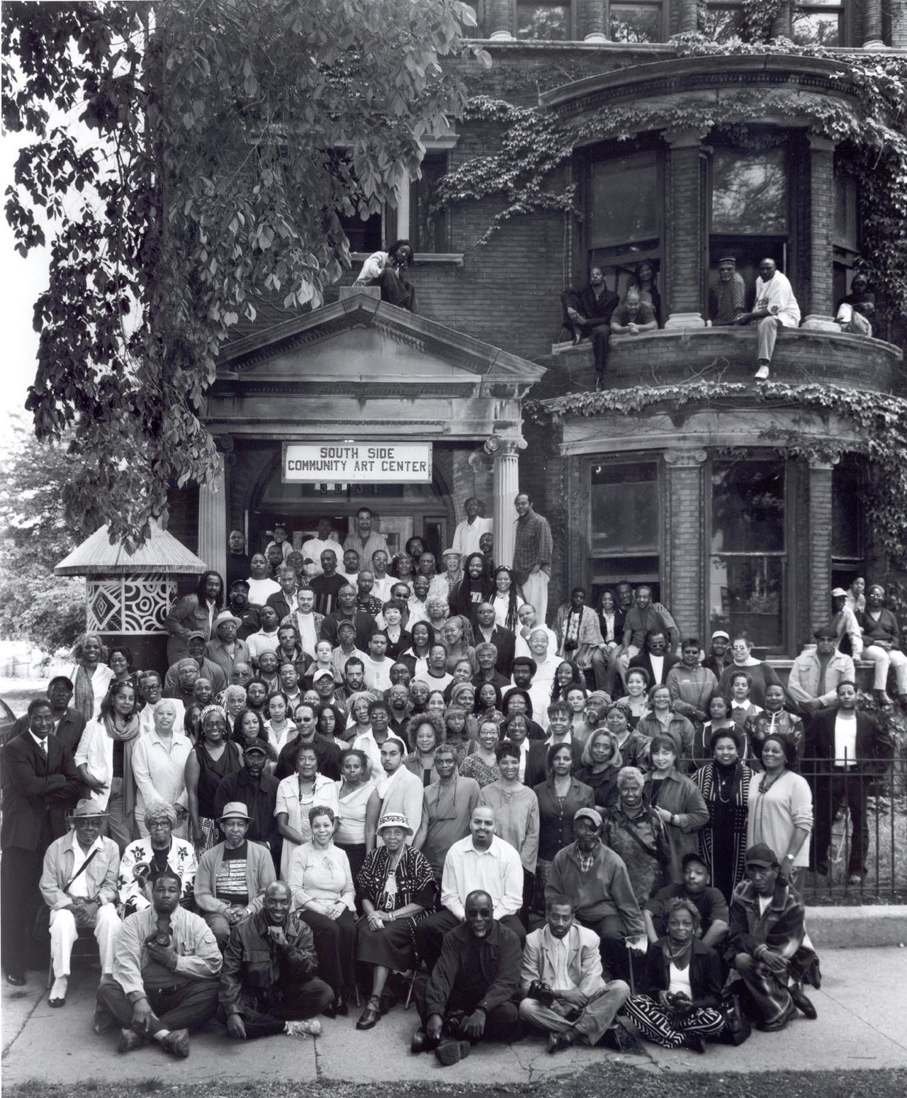 De zwarte schildergemeenschap van Chicago voor het South Side Community Art Center. Vooraan met hoedje Margaret Burroughs. Foto SSCAC