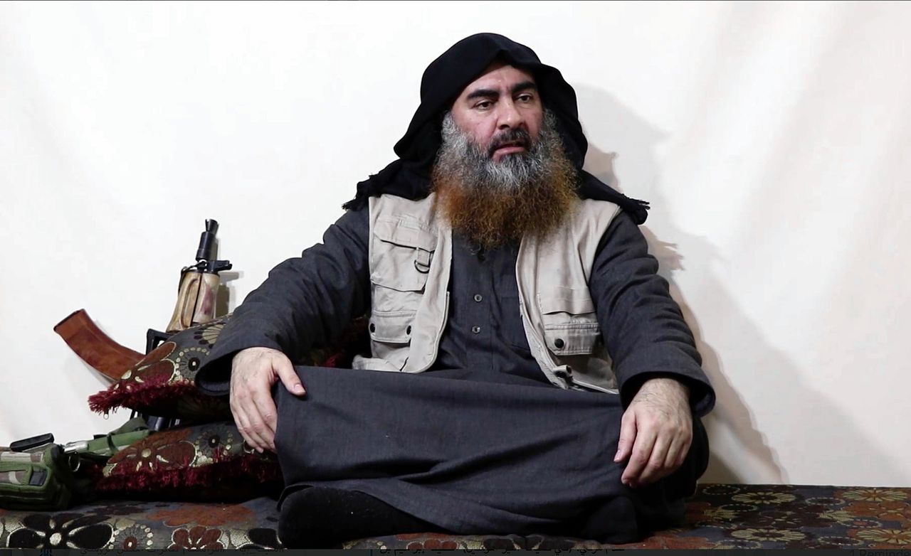 Zeldzaam beeld van terreurleider Abu Bakr al Baghdadi, uit een video-interview van april dit jaar.