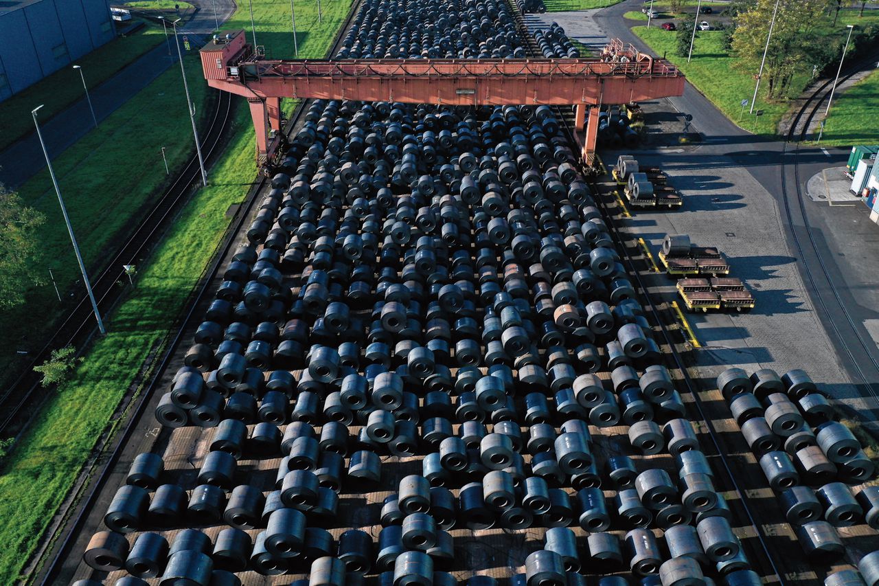 Rollen staal bij ThyssenKrupp, Duisburg. De Duitse industrie staat onder druk door energie- en grondstoffenprijzen.