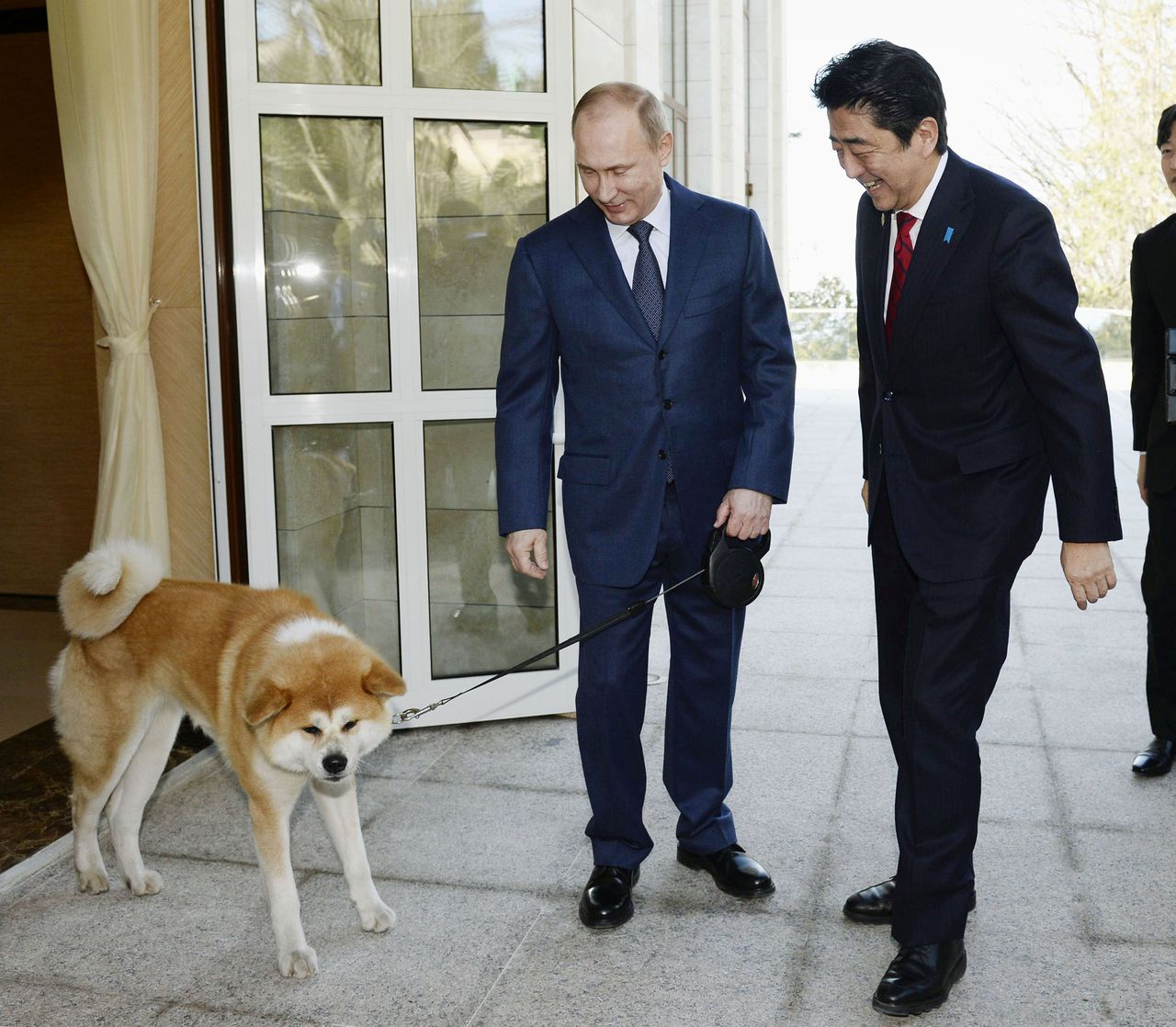 De Russische president kreeg in 2012 al een hond van de Japanse regering.