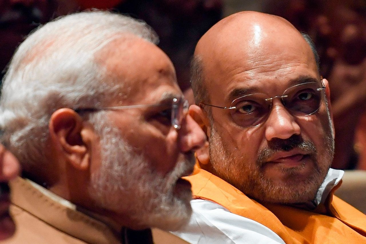 Amit Shah (rechts) woont samen met premier Narendra Modi een vergadering van de regeringspartij BJP bij.