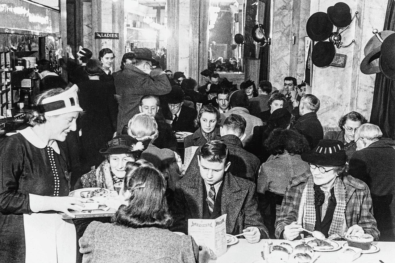 Lyons tearoom aan Cornmarket Street in Oxford, ca. 1942.