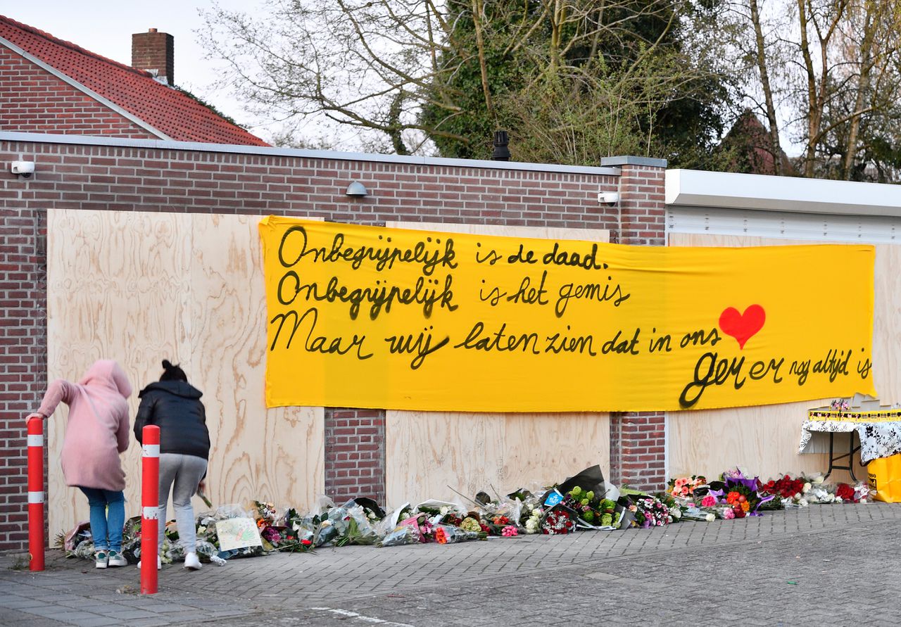 Na de moord op Ger van Zundert legden mensen in de Bredase wijk Tuinzigt bloemen voor zijn garagebox om hem te herdenken.