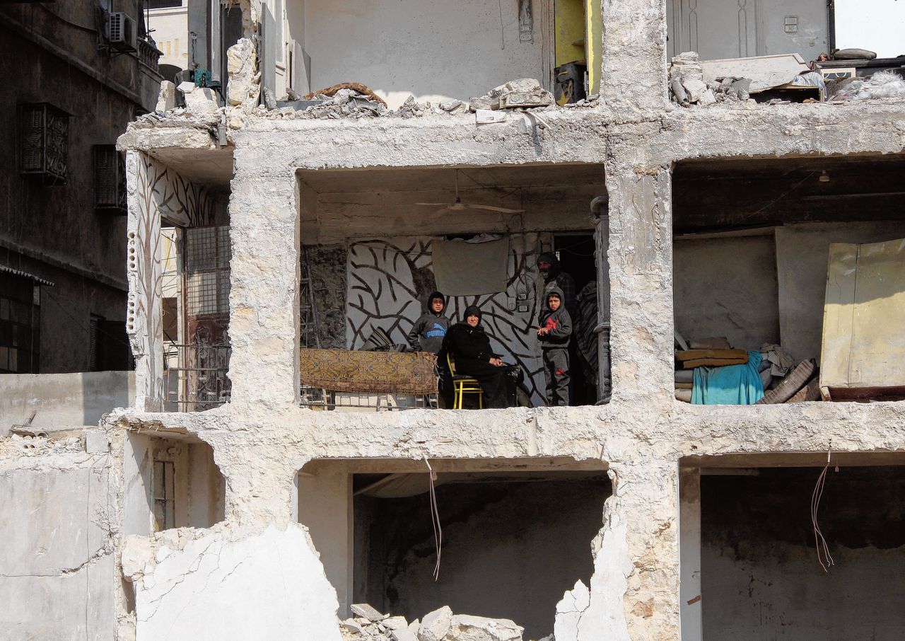 Bewoners van Aleppo in hun verwoeste huis.