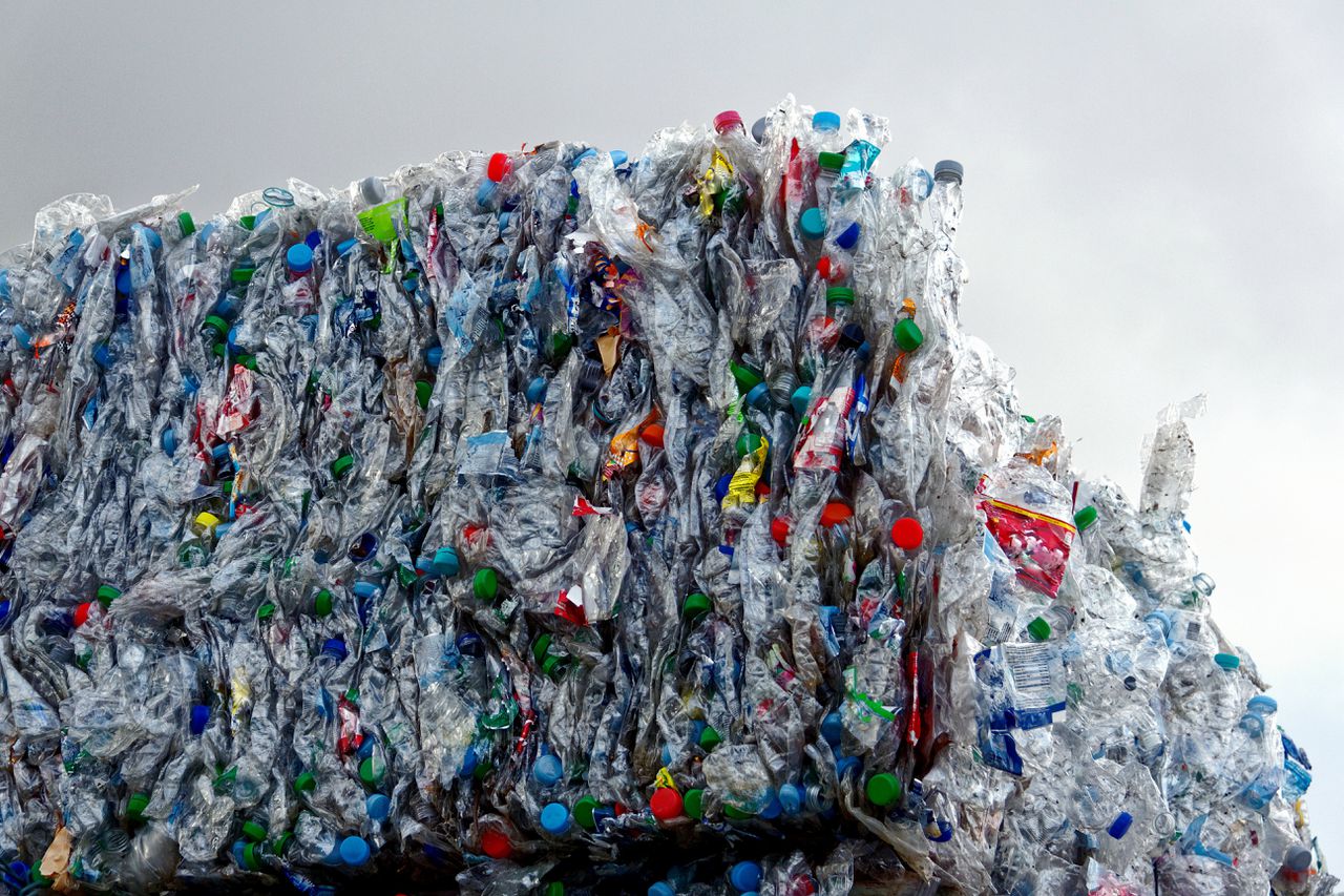 Britse afvalbedrijven zouden plastic afval onder meer dumpen in oceanen en rivieren.