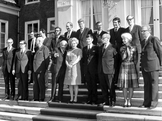 Joop den Uyl (PvdA) presenteert zijn nieuwe kabinet op de trappen van Huis ten Bosch, in aanwezigheid van koningin Juliana. Den Haag, 11 mei 1973.