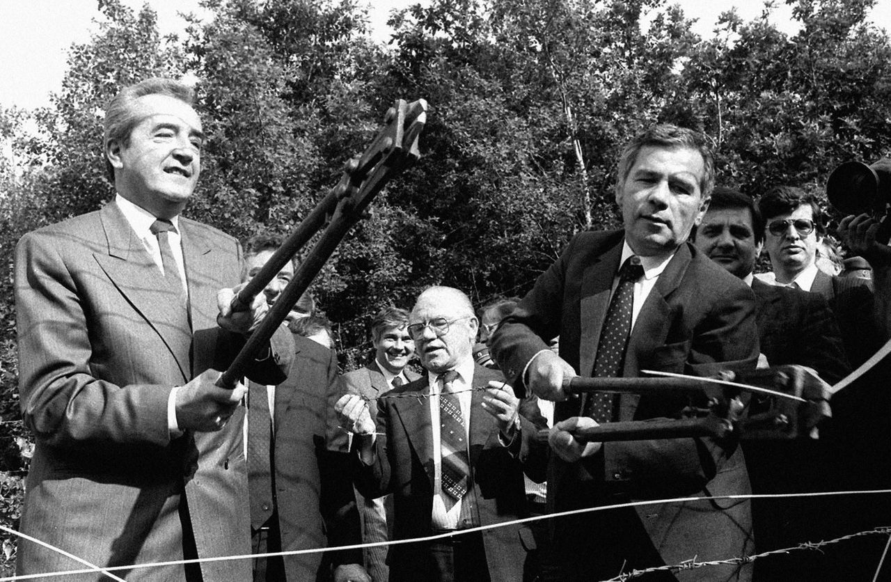 Gyula Horn (rechts) knipt samen met de Oostenrijkse minister van Buitenlandse Zaken op 27 juni 1989 het IJzeren Gordijn door.