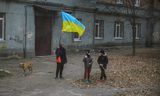 Kinderen met Oekraïense vlaggen op straat in Cherson Children