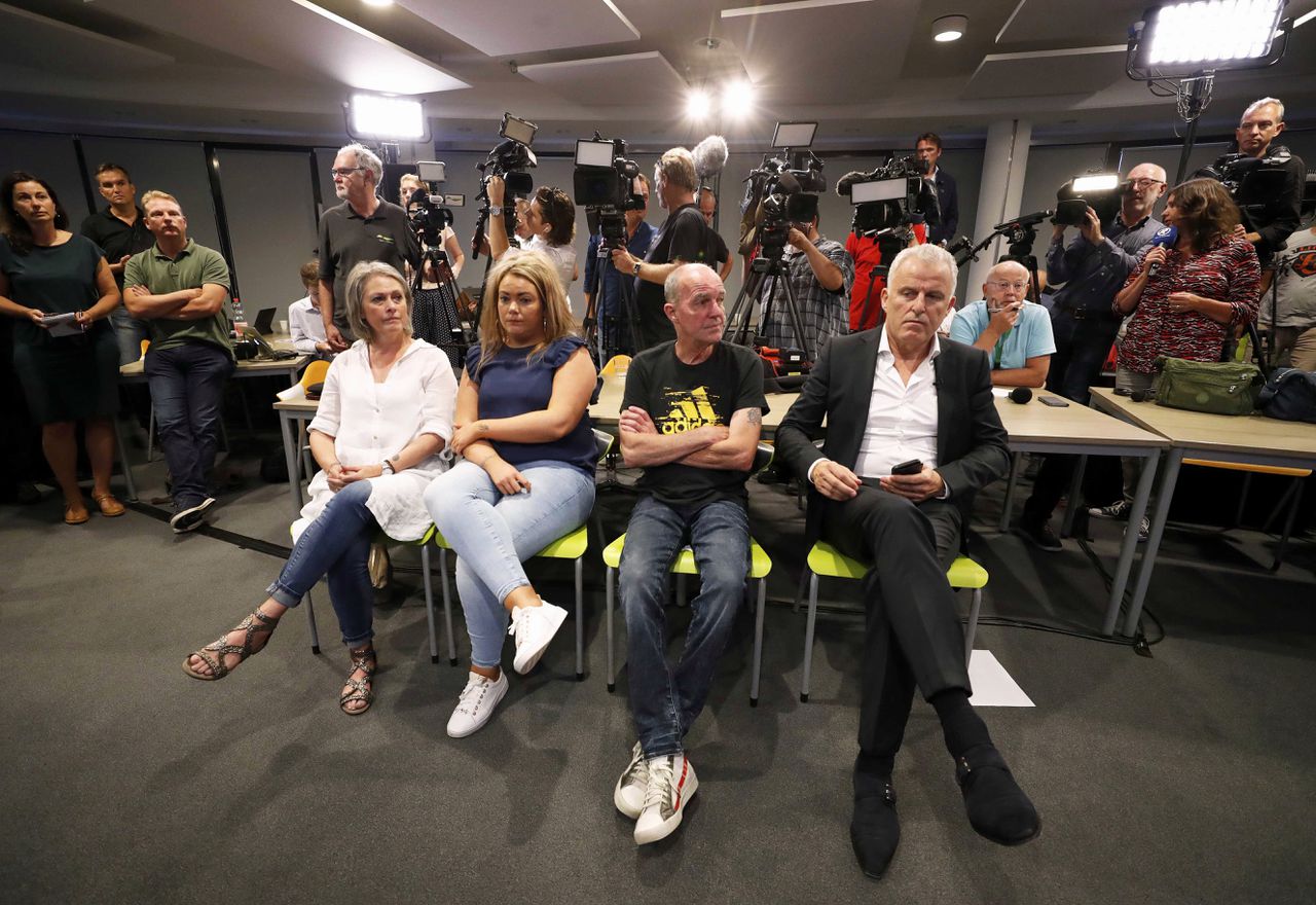 De moeder, zus en vader van Nicky Verstappen zitten naast Peter R. de Vries voor het begin van de persconferentie.