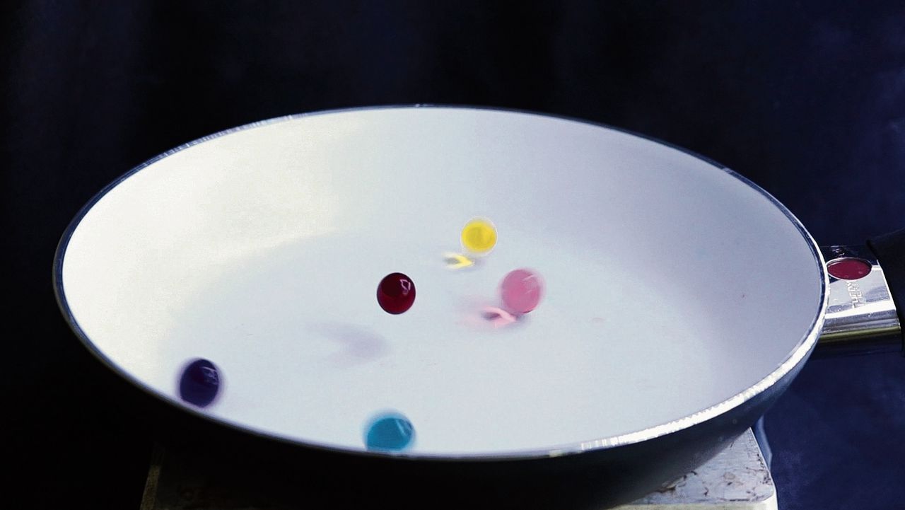 Youtube Hit Met Springende Gelballetjes Levert Nieuwe Natuurkunde Op Nrc Gelballetjes.nl verkoopt sinds 2007 de originele gelballetjes in 13 verschillende kleuren vanaf €0 gelballetjes. youtube hit met springende gelballetjes