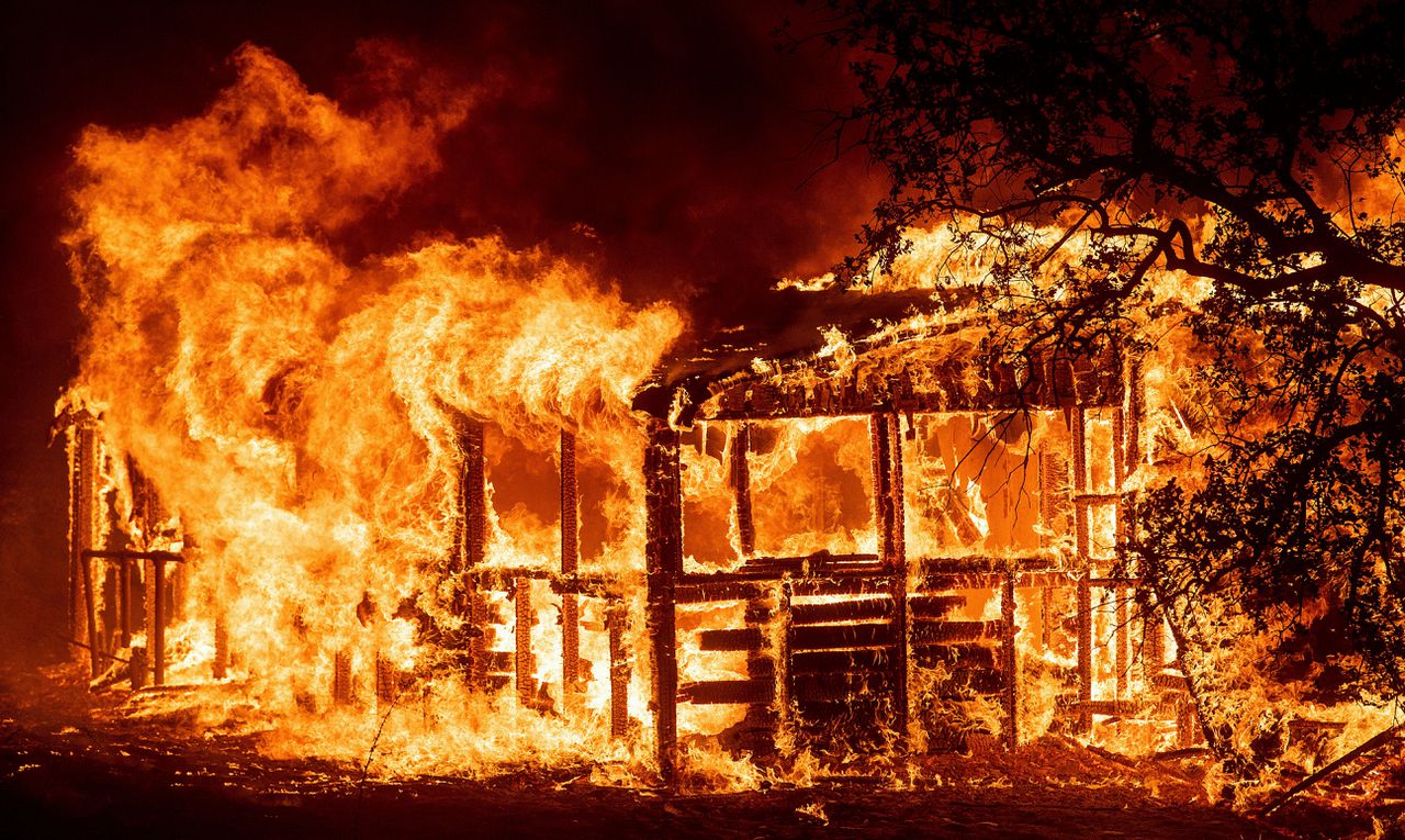 Massale evacuaties door bosbrand Californië 